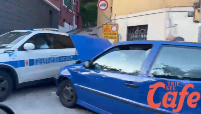 Scontro auto - taxi a Barcola, rallentamenti al traffico 