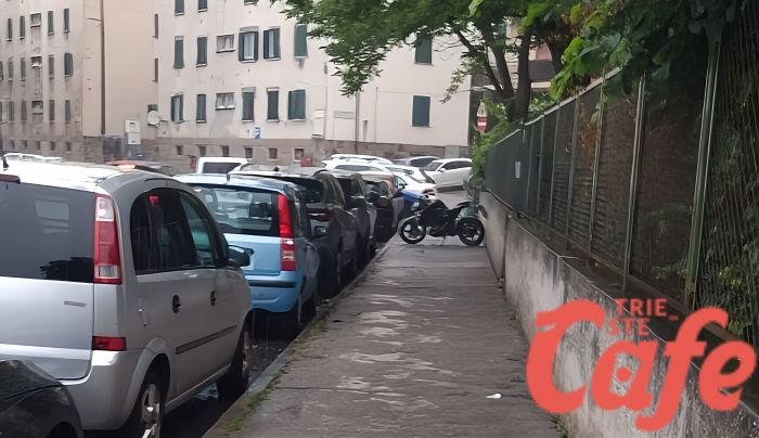 Via Visinada, scooter "comodamente" parcheggiato sul marciapiede a Chiarbola