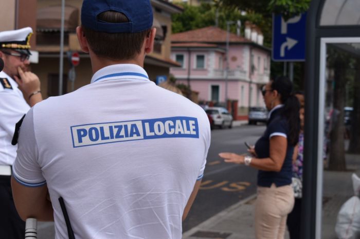 Vendeva abiti usati al mercato settimanale di Monfalcone spacciandoli per nuovi.