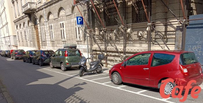 Via dell'Università, ancora stalli scooter occupati abusivamente da auto in sosta