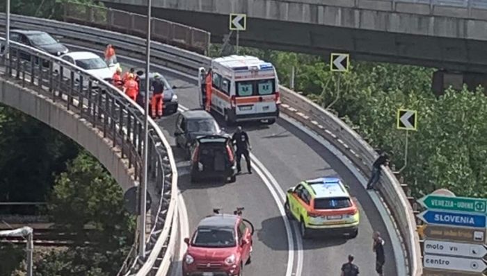 "Ennesimo incidente sulla rampa di Valmaura, frecce direzionali e jersey per la messa in sicurezza"