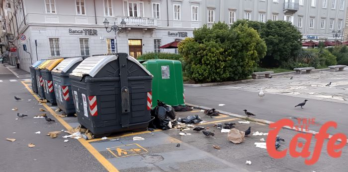 Denuncia di un lettore: "Via San Spiridione al risveglio piena di rifiuti a terra e degrado'