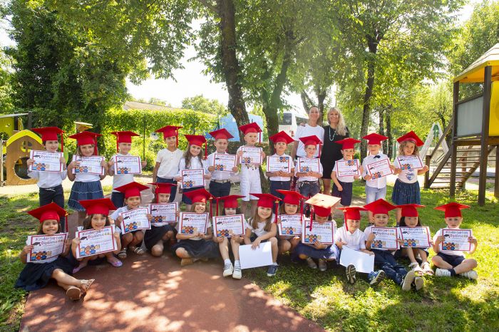 Cerimonie di consegna dei diplomi, grande successo alla Scuola Internazionale a Opicina 