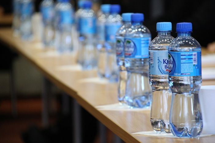 La luce del sole danneggia bottiglie di plastica: rischi per la salute