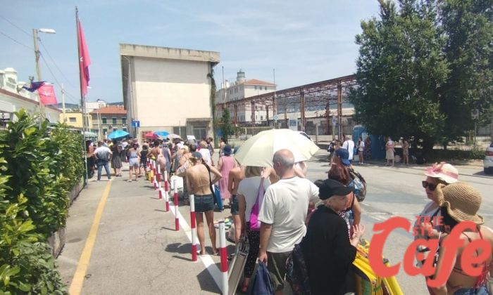 Macchinetta erogatrice rotta al Pedocin, bimbi e anziani sotto il sole cocente per un'ora