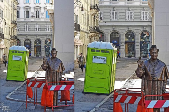 Piazza Sant'Antonio, wc chimico posizionato accanto alla statua di Don Santin