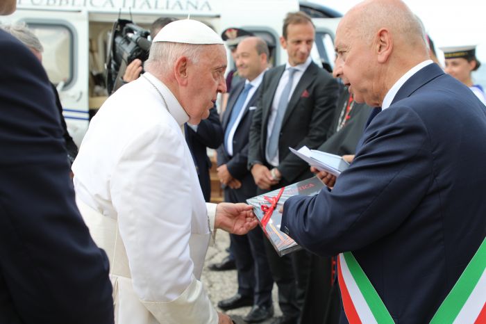 Sindaco Dipiazza ha donato a Papa Francesco il sigillo della città di Trieste 