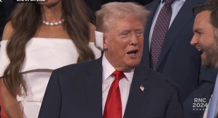 Usa: Trump con orecchio fasciato a convention, accolto da ovazione