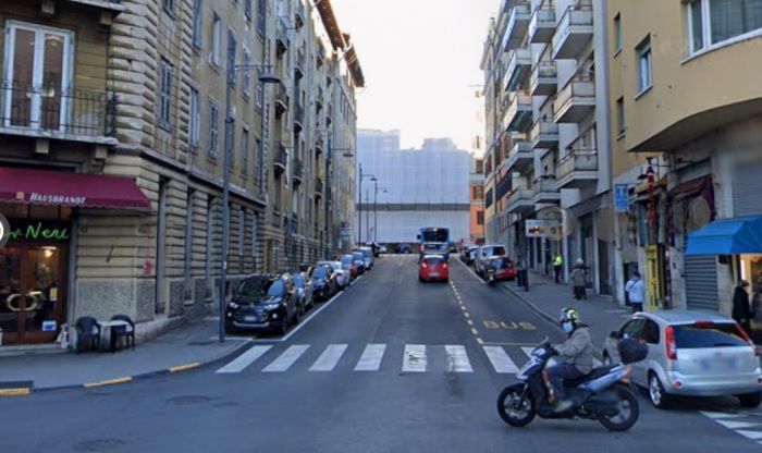 Via Combi/Colautti, improvviso malore: ragazze notano ambulanza e salvano persona