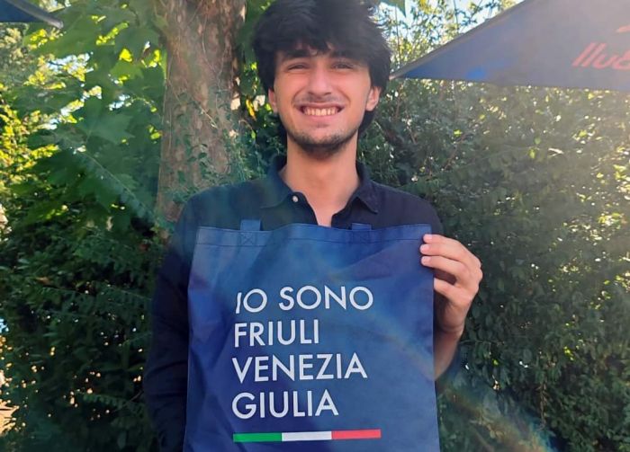 Presenta una tesi sulla fonologia del dialetto triestino all'Università di Washington