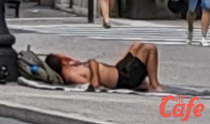 Piazza Libertà, imbriaghela mezza nuda prende la tintarella 