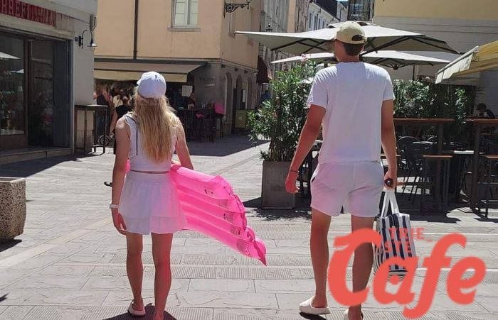 Piazza Cavana, turista gira con un materassino rosa shocking 