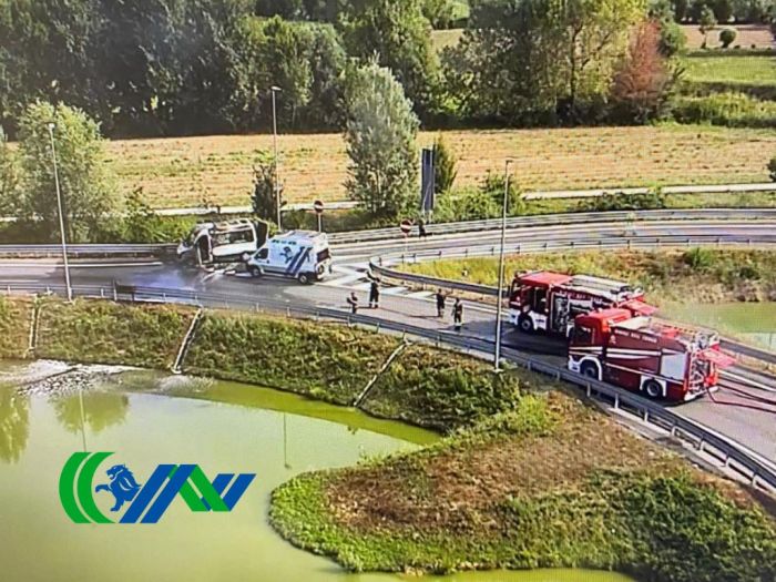 Passante di Mestre, furgone a fuoco