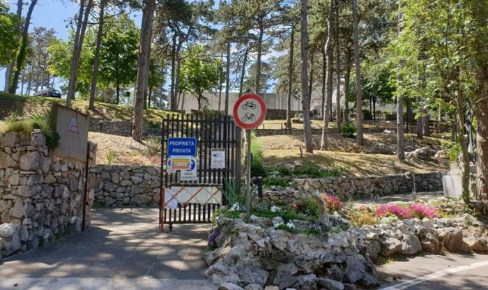 Bosco a Monte Grisa, la gente si accoppia: trovati preservativi usati. Area sarà recintata 