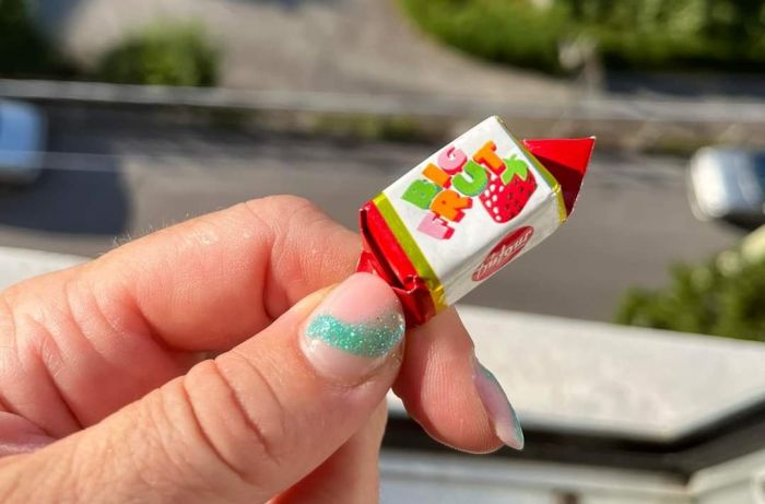 Triestina alla guida di un'auto fa passare il bus, l'autista le regala una caramella! 