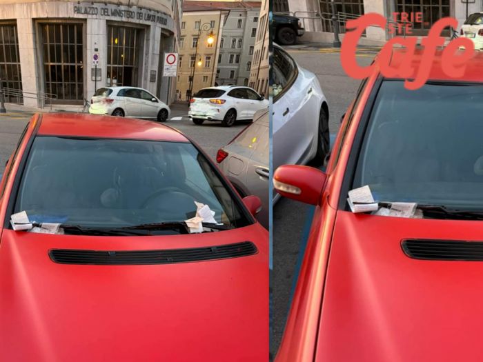 Raffica di sanzioni sul parabrezza di un'auto in centro  