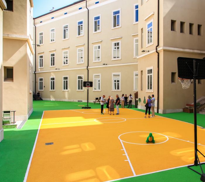 Cortile interno della scuola Slataper a nuovo! Colori e sicurezza, 150 mila euro di investimento 