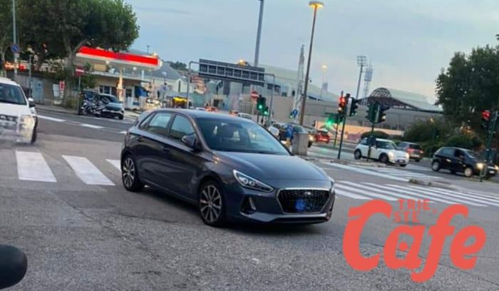 Piazzale Valmaura, abbandona l'auto in mezzo strada e se ne va 