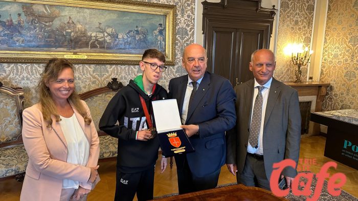Il campionissimo paralimpico di tennistavolo Matteo Parenzan festeggiato dal Sindaco Dipiazza! 