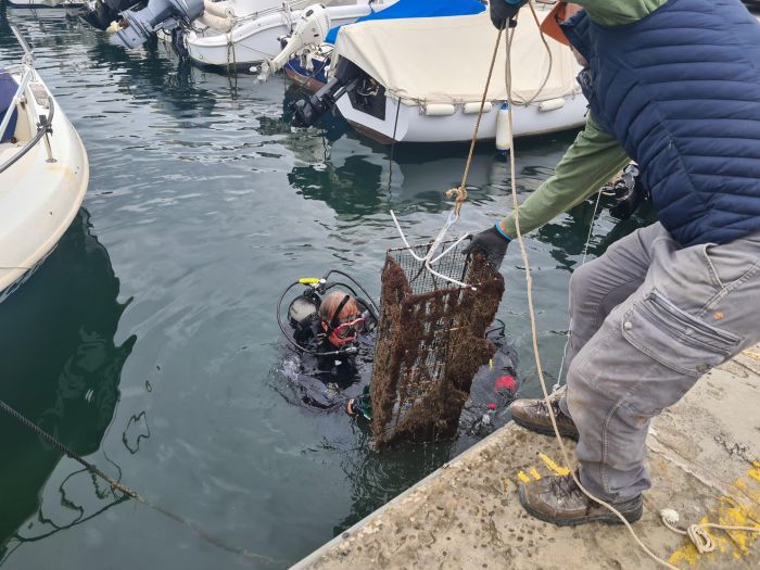 Questa mattina pulizia dei fondali nei pressi del porticciolo di Barcola