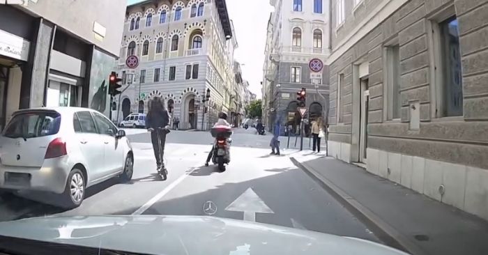 Contromano in monopattino in via Rismondo, boom social del video! 150 mila visualizzazioni in poche ore!  (VIDEO)
