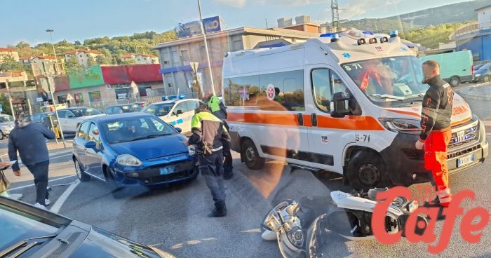 Scontro auto - scooter sulla rotonda di via Flavia, una ferita a Cattinara