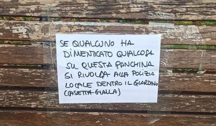 Messaggio curioso su una panchina del Giardino Pubblico