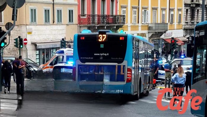 Via del Bosco/piazza Garibaldi, passa col rosso e centra una scooterista: donna all'ospedale 