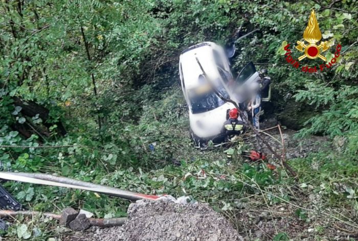 Rally Valli della Carnia, auto in gara precipita in una scarpata investendo 3 persone 