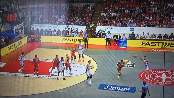 Pallacanestro Trieste DA FAVOLA!! Battuti i campioni d'Italia dell'Olimpia Milano davanti a 6 mila spettatori!
