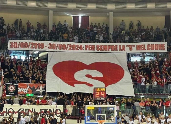 Coreografia emozionante della Curva Nord al Palatrieste: "S" di #iotifosveva nel cuore per sempre