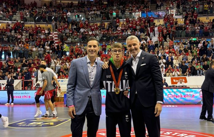 Matteo Parenzan trionfa anche al Palatrieste: un'ovazione per il campione paralimpico