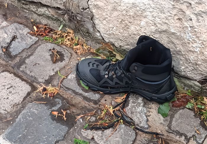 Segnalazione di un lettore: "Chi ha perso la scarpa in via Carpineto? Mistero tra le pietre!"
