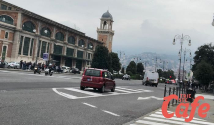 Parcheggio comodo comodo in zona piazza Venezia: regole stradali dimenticate?