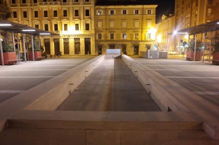 Imbriaghela con 8 coltelli insulta passanti e Polizia Locale e si lava nella fontana di piazza Vittorio Veneto 
