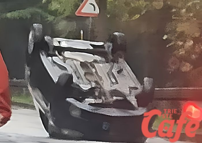 Auto si cappotta a Servola all'ora di pranzo 