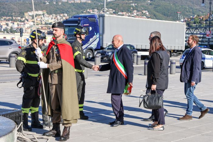 Giornata dell'Unità Nazionale e delle Forze Armate, partecipato alzabandiera con il Sindaco 