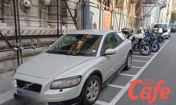 Via dell'Università: auto negli stalli per scooter, continua il disagio per i triestini