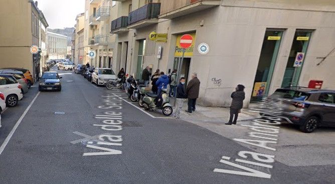 Distrugge casa in via Settefontane e semina il panico a Cattinara: 29enne fermato a fatica