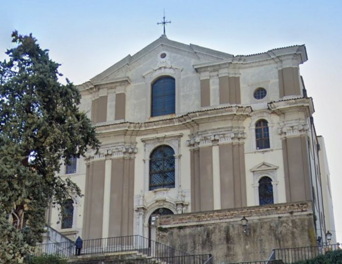 Baby-gang in azione a Santa Maria Maggiore: calci, pugni, cinghiate e violenza 