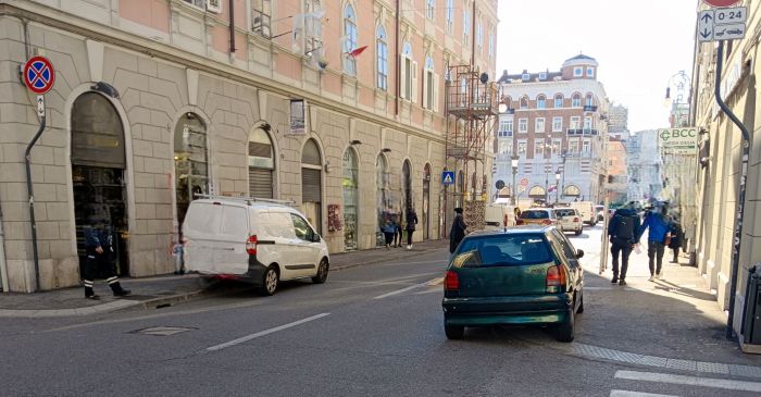 Triestino segnala: "Parcheggi selvaggi in via Roma, macchine e furgoni bloccano la strada"