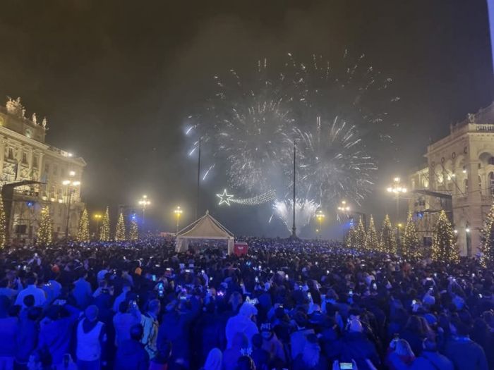 Capodanno 2025 in piazza Unità con Magazzino Commerciale e Radio Company