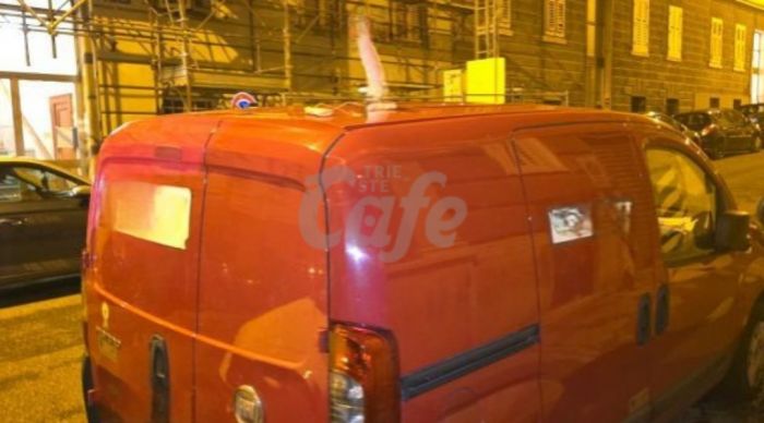 Morbin in via Pietà, sul tetto del furgone spunta un accessorio 'misterioso'
