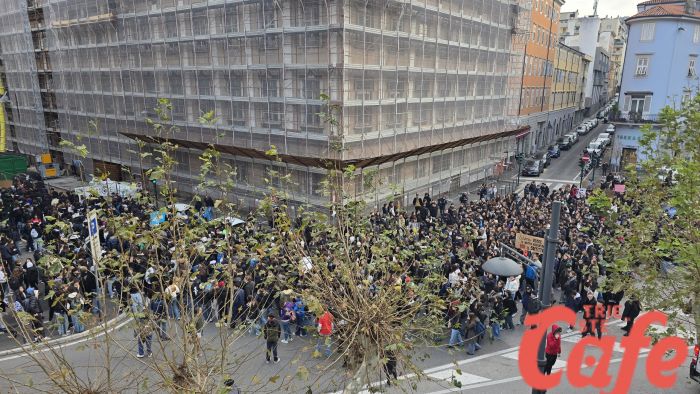 Soffitto crollato al Petrarca, 1500 studenti invadono il centro: “Stop crolli, vogliamo scuole sicure!” (FOTO-VIDEO)