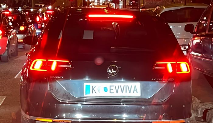 Trieste e la targa dell’entusiasmo: “evviva!” conquista il traffico cittadino