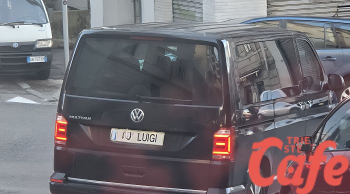 Trieste, spunta "LUIGI": la targa che fa sorridere e richiama il mitico fratello di Super Mario