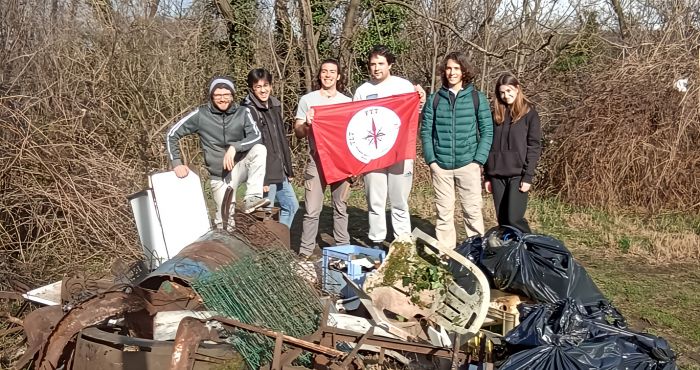 Il Carso sotto assedio, giovani volontari ripuliscono una dolina ad Aurisina