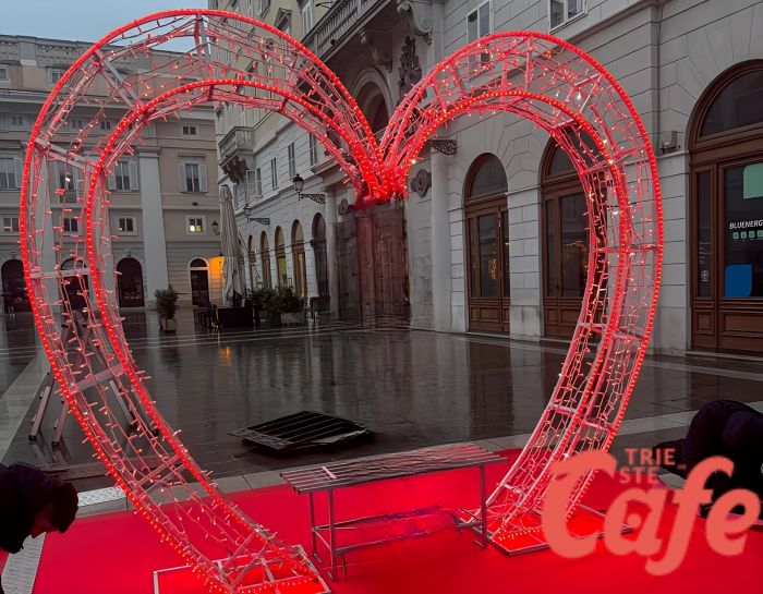 Trieste si accende d’amore, il maxi cuore di piazza Verdi fa già battere migliaia di cuori!