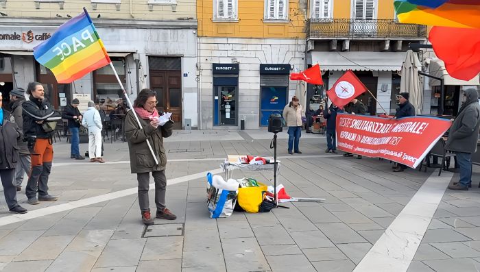 Presidio pacifista in piazza Goldoni: una ventina di persone contro il riarmo