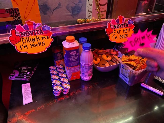 Jotassassina, un’accoglienza speciale: il corner con snack, bevande e preservativi conquista il pubblico